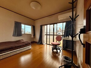 Habitación con 1 cama matrimonial o 2 individuales, vista a la ciudad | Escritorio y wifi gratis 