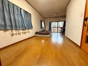 Habitación con 1 cama matrimonial o 2 individuales, vista a la ciudad | Escritorio y wifi gratis 