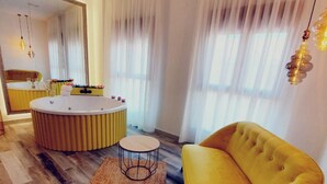 Ein modernes Wohnzimmer mit einem gelben Sofa, einem runden Couchtisch und einem großen Spiegel.