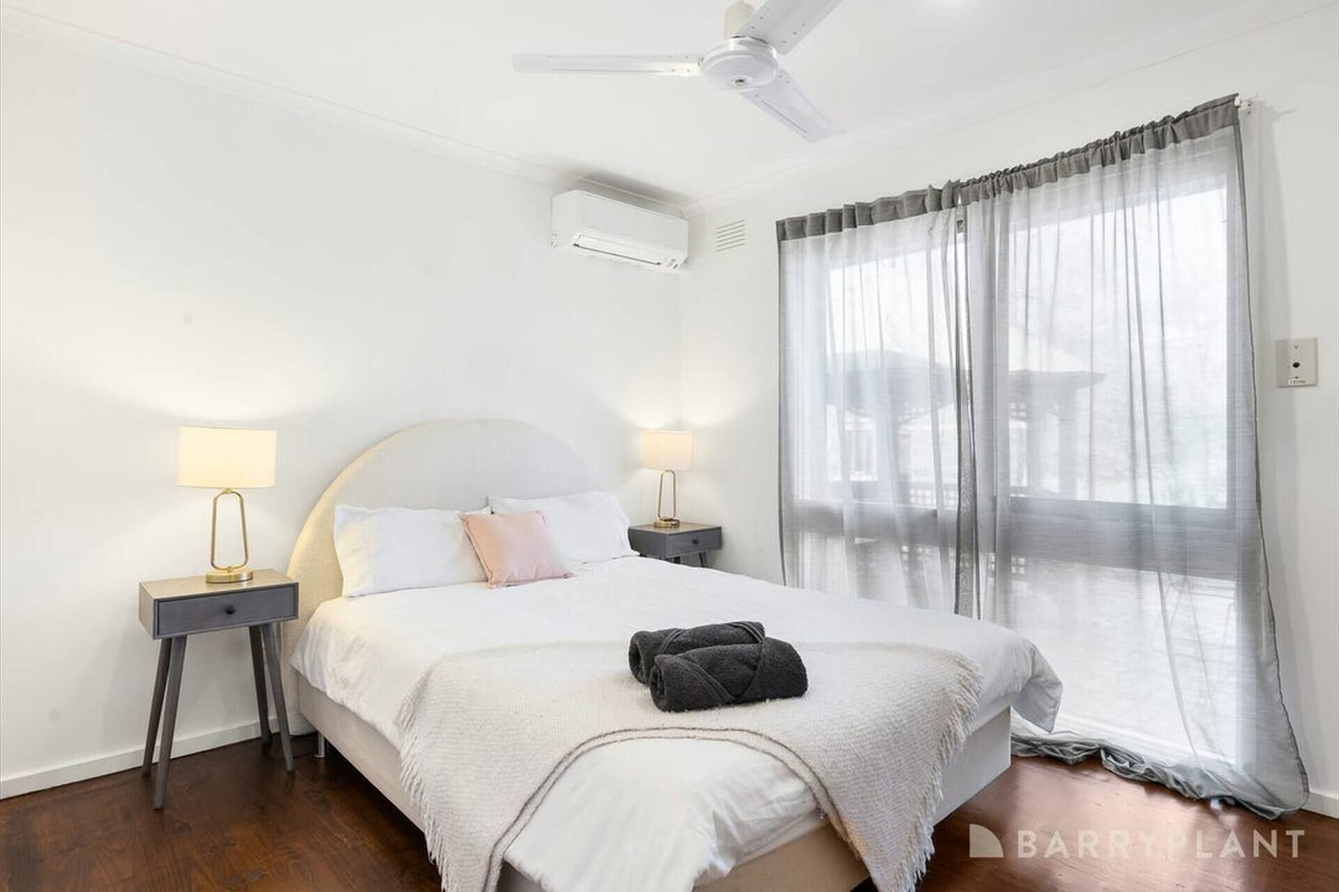 House, 5 Bedrooms, Fireplace, Lake View