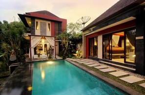 A modern house with a swimming pool, a covered outdoor seating area, and a satellite dish. - Tri Datu Villa (Ubud)