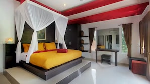 Une chambre moderne avec un lit, des tables de chevet, un bureau et un miroir.