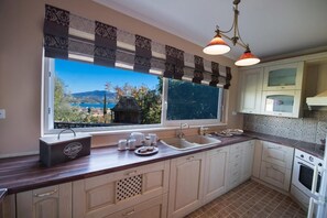 Microwave, dishwasher, coffee/tea maker, toaster