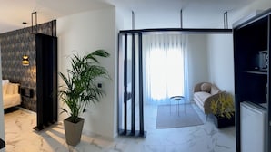 Una sala de estar moderna con un sofá, una mesa de centro y una planta en maceta.