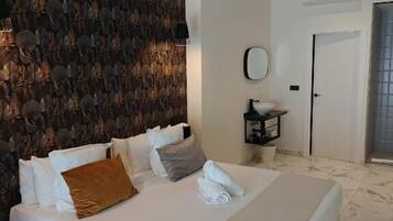 In-room safe, free WiFi