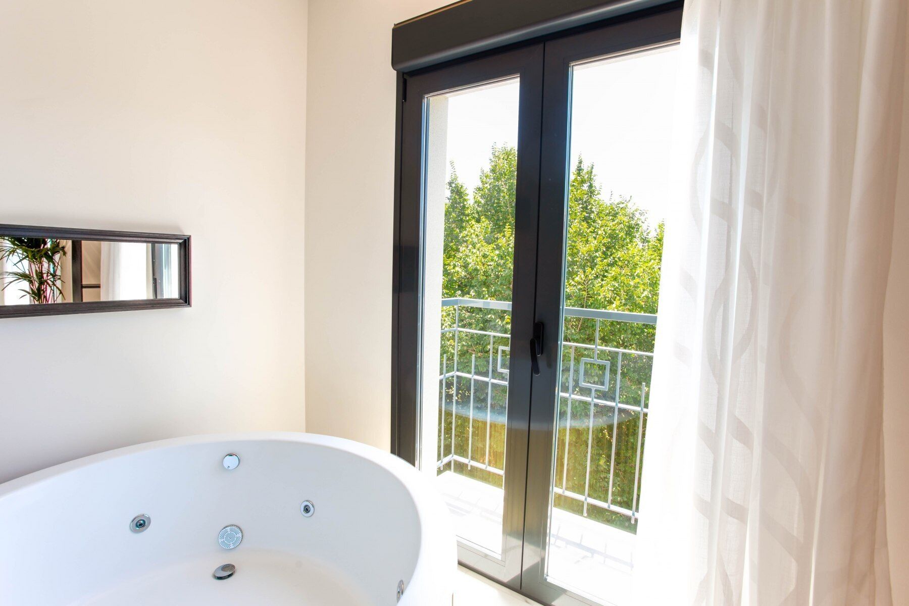 Deluxe tweepersoonskamer, uitzicht op de stad | Een kluis op de kamer, gratis wifi