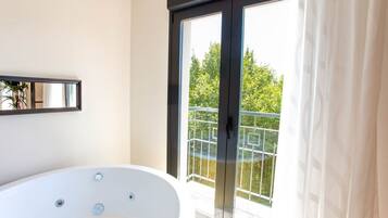 Deluxe tweepersoonskamer, uitzicht op de stad | Een kluis op de kamer, gratis wifi