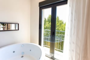 Habitación doble Deluxe, vista a la ciudad | Caja de seguridad en la habitación y wifi gratis