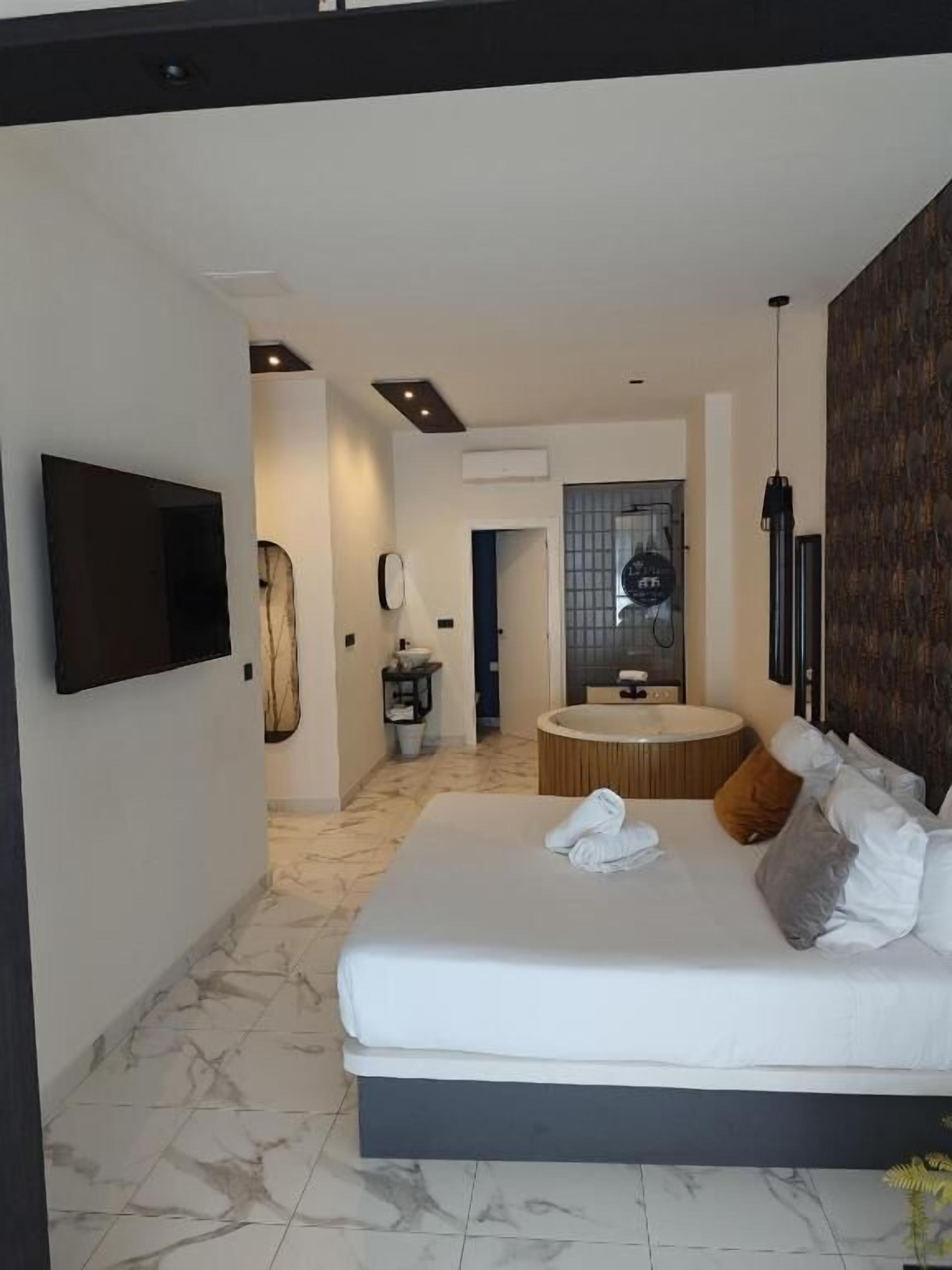 In-room safe, free WiFi