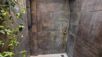 SĂšche-cheveux, serviettes fournies, savon, papier toilette