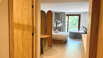 Dobbeltrom, byutsikt | Safe på rommet og wi-fi (inkludert)