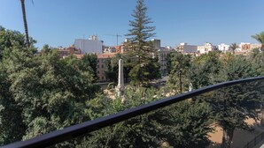 Une vue urbaine avec des bâtiments, des arbres et un ciel dégagé.