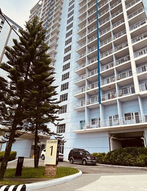 Exterior - Designer Condo with Balcony overlooking Taal lake, incl A/C, Wifi & Netflix (Tagaytay City)