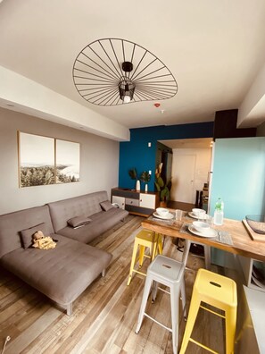 Smart TV - Designer Condo with Balcony overlooking Taal lake, incl A/C, Wifi & Netflix (Tagaytay City)