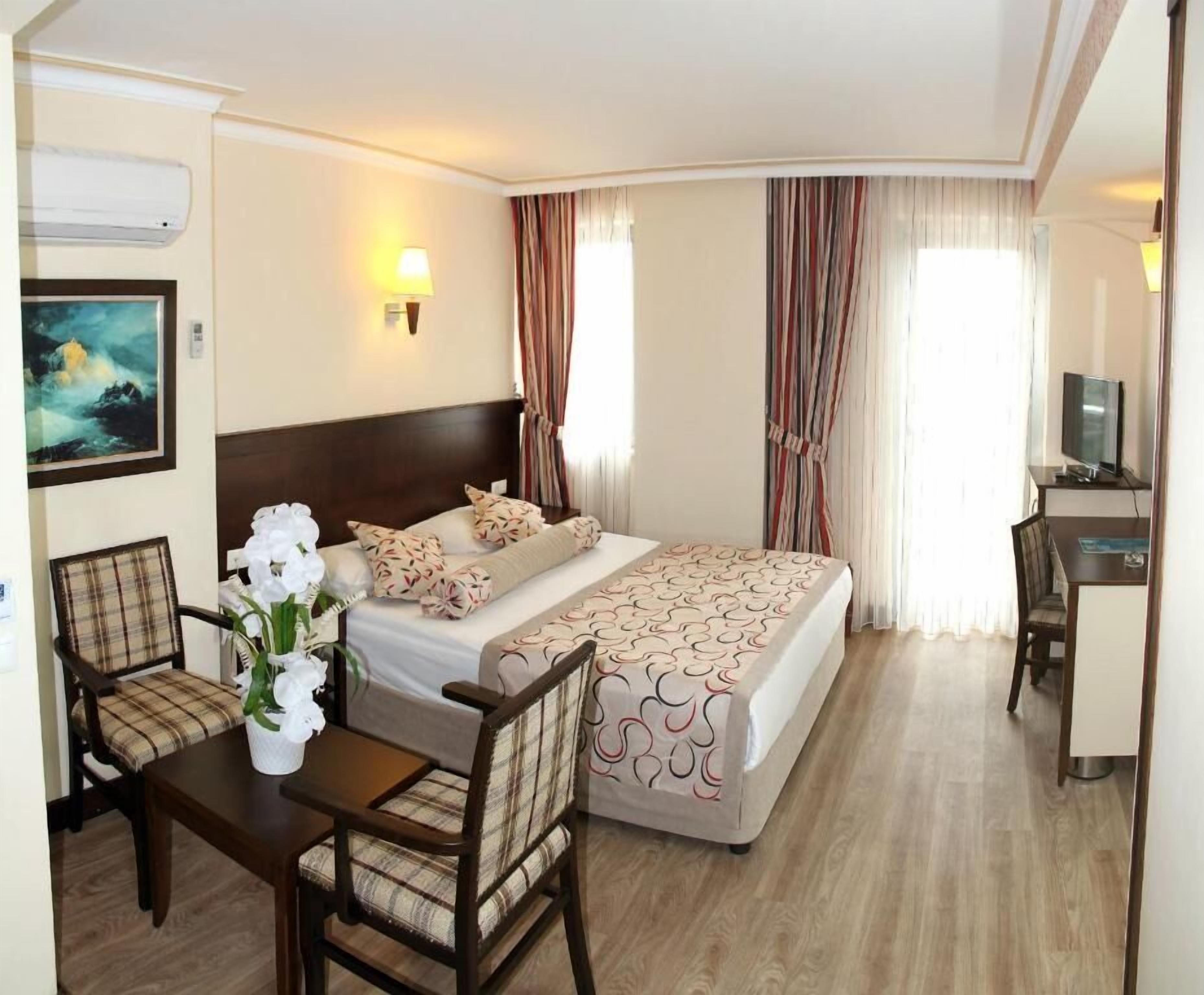 In-room safe, soundproofing, iron/ironing board, free WiFi