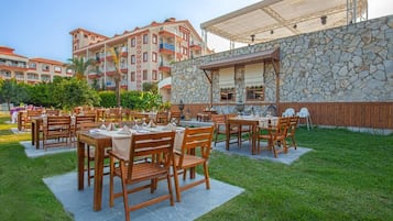 تناول الطعام بالخارج