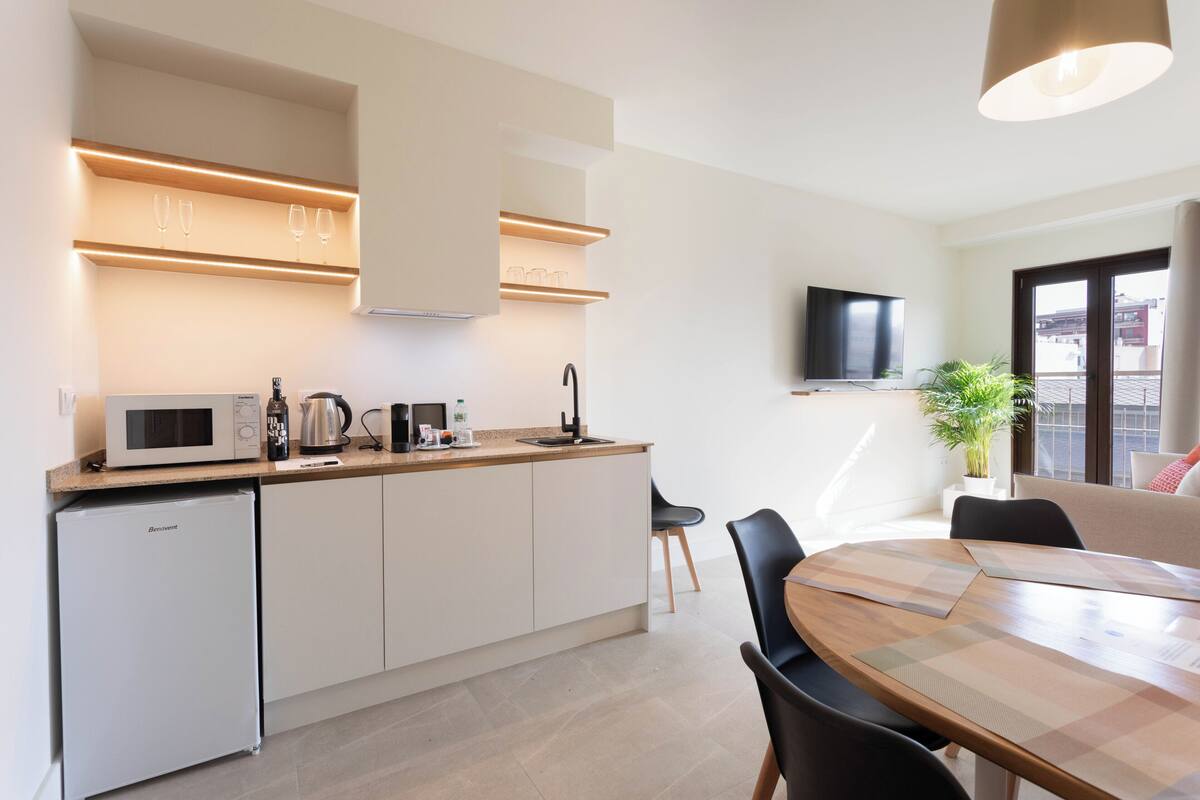 슈피리어 쿼드룸, 발코니, 시내 전망 | 객실 내 금고, 무료 WiFi