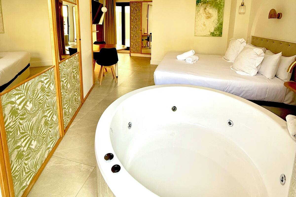 프리미어 더블룸, 시내 전망 | 객실 내 금고, 무료 WiFi