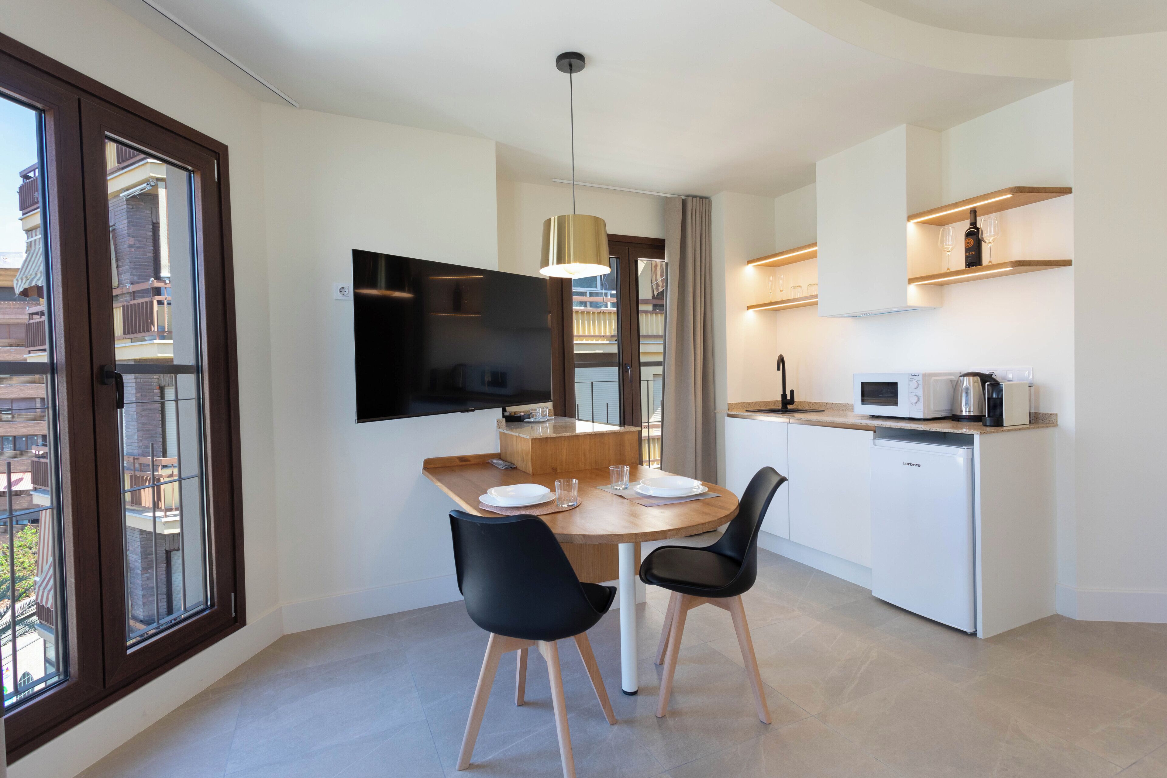 Quarto casal superluxo, sacada, vista para a cidade | Cofres nos quartos, Wi-Fi de cortesia