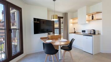 Quarto casal superluxo, sacada, vista para a cidade | Cofres nos quartos, Wi-Fi de cortesia