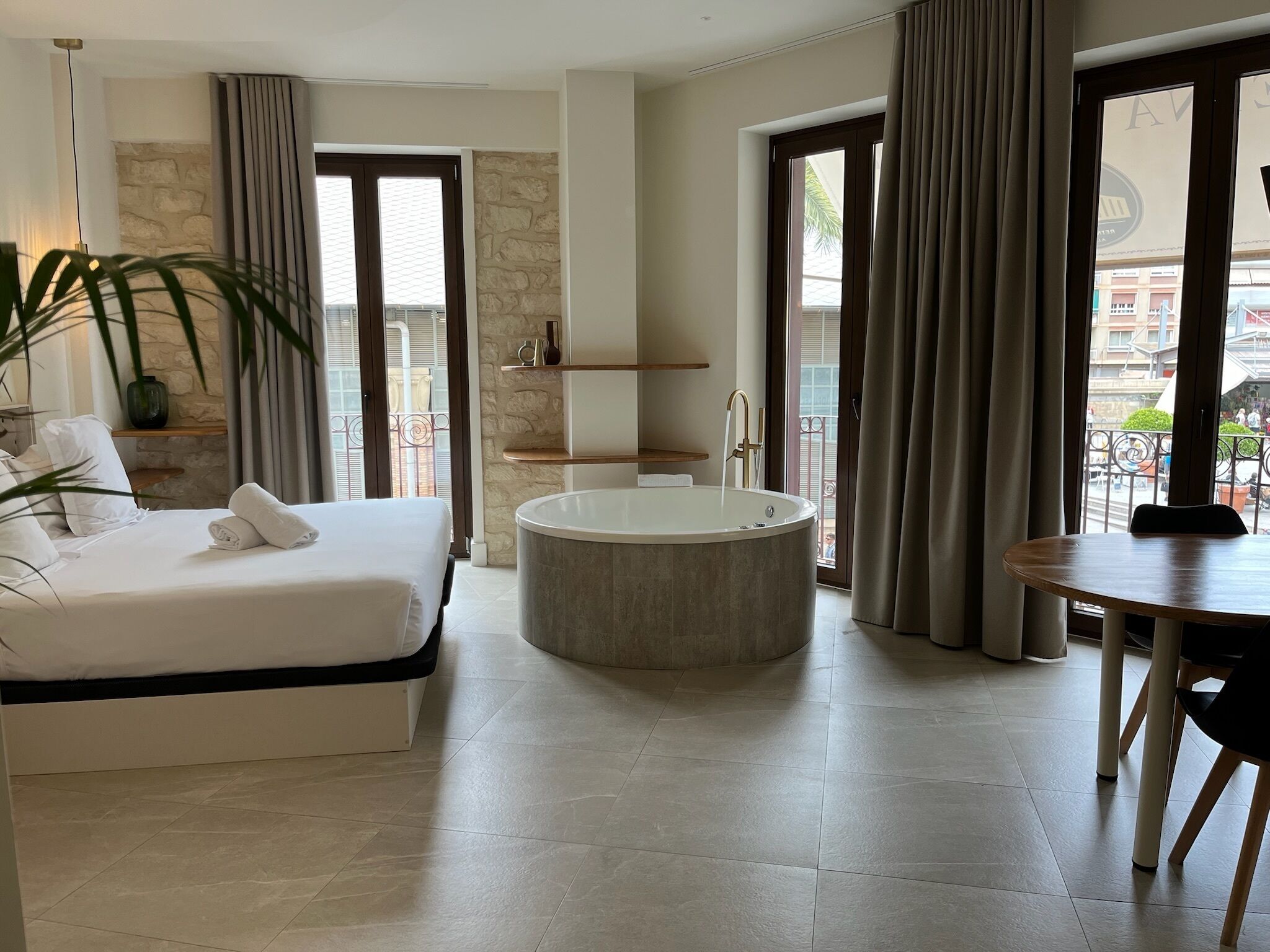 럭셔리 더블룸, 발코니, 시내 전망 | 객실 내 금고, 무료 WiFi