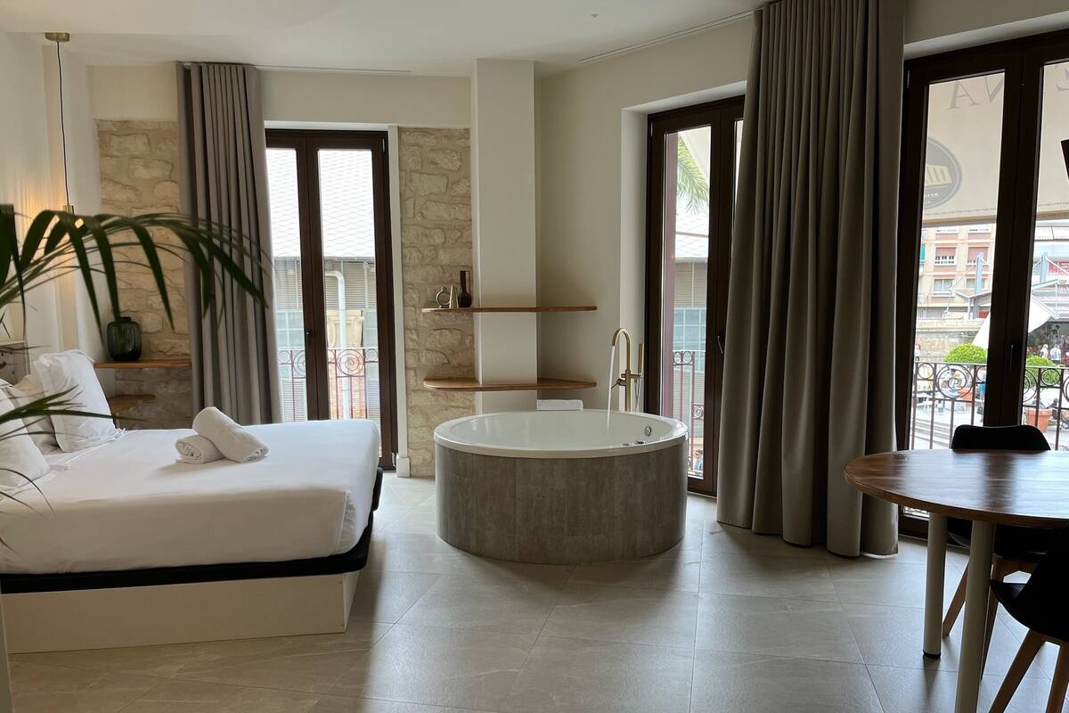 럭셔리 더블룸, 발코니, 시내 전망 | 객실 내 금고, 무료 WiFi