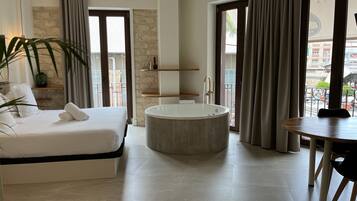 Quarto casal superluxo, sacada, vista para a cidade | Cofres nos quartos, Wi-Fi de cortesia