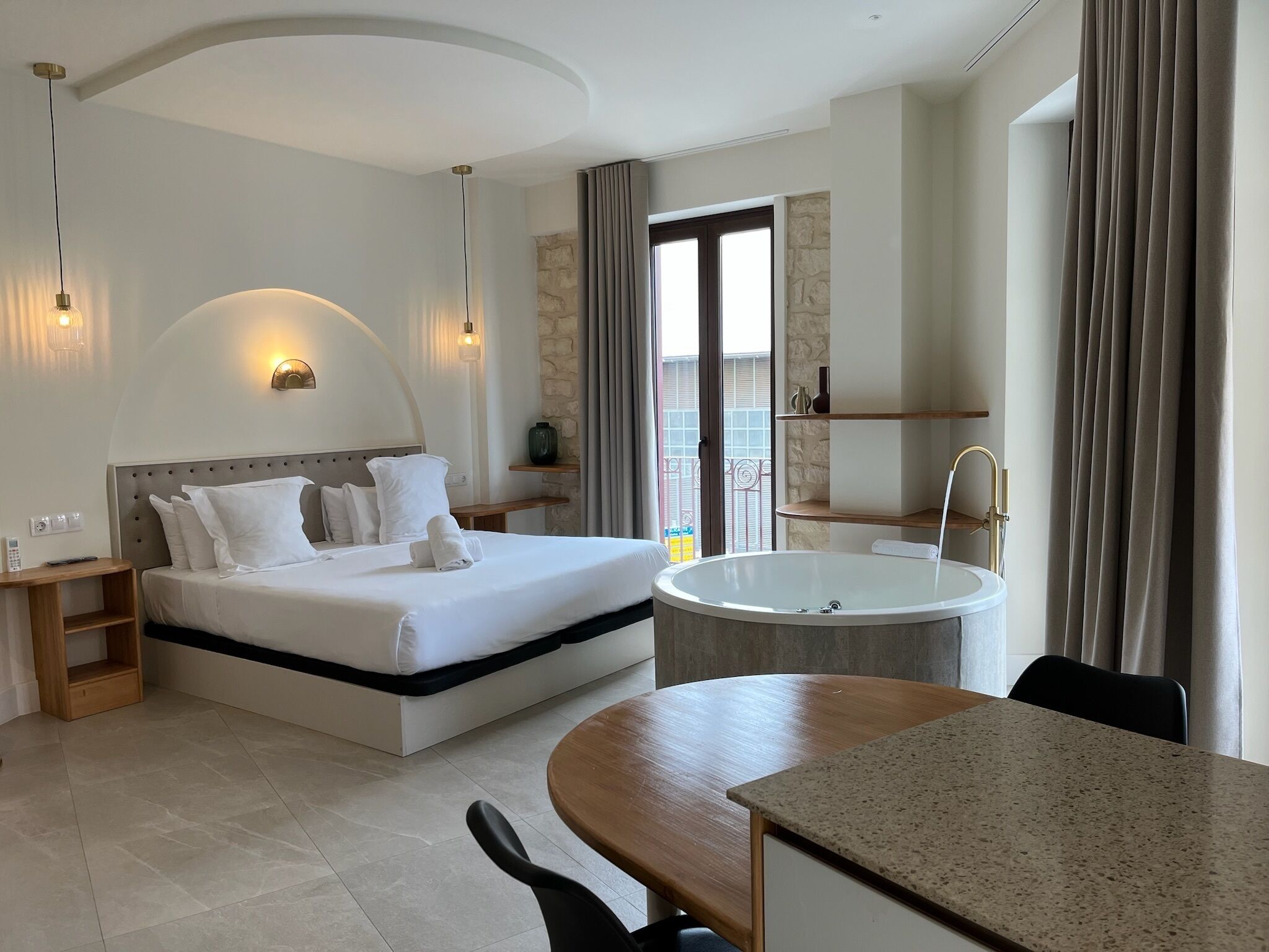 Luxe tweepersoonskamer, balkon, uitzicht op stad | Een kluis op de kamer, gratis wifi