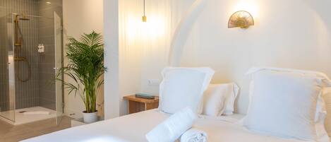 Neljän hengen deluxe-huone | Tallelokero huoneessa, ilmainen Wi-Fi