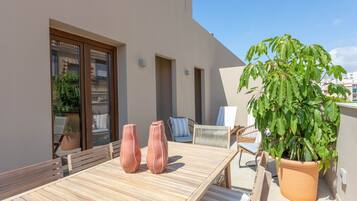 Peruskattohuoneisto, patio, kaupunkinäköala | Terassi/patio