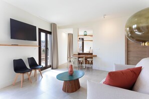 Deluxe Penthouse, Patio, City View | Living area | TV - Reina Victoria Mercado (Alicante)