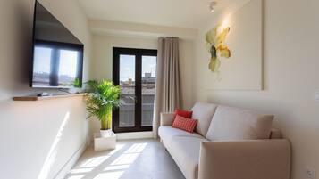 Quarto quádruplo superior, sacada, vista para a cidade | Cofres nos quartos, Wi-Fi de cortesia