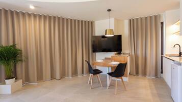 Quarto casal superluxo, sacada, vista para a cidade | Cofres nos quartos, Wi-Fi de cortesia