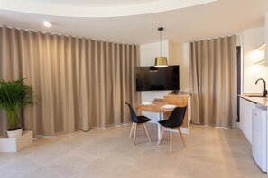 Habitación de lujo doble, balcón, vistas a la ciudad | Caja fuerte y wifi gratis