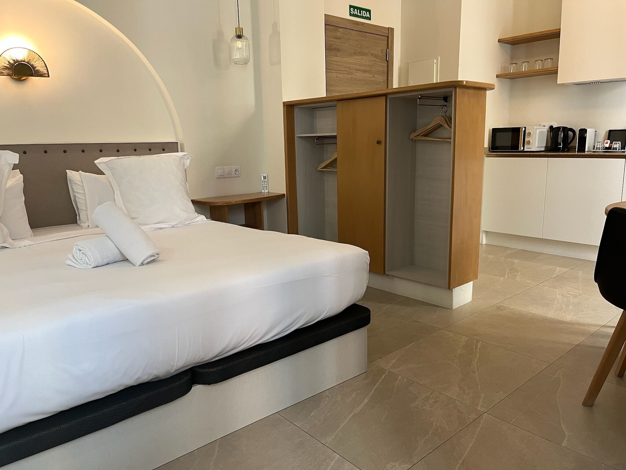 스탠다드 더블룸, 발코니, 시내 전망 | 객실 내 금고, 무료 WiFi