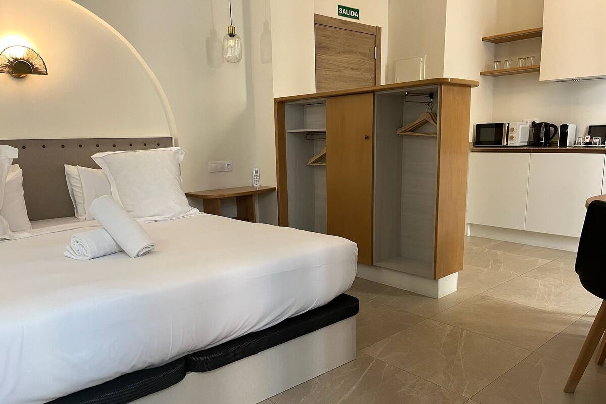 스탠다드 더블룸, 발코니, 시내 전망 | 객실 내 금고, 무료 WiFi