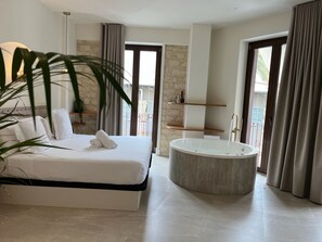Habitación doble de lujo, balcón, vista a la ciudad | Caja de seguridad en la habitación y wifi gratis 