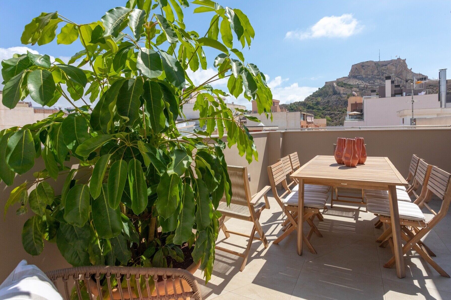 Eenvoudige penthouse, patio, uitzicht op stad | Terras