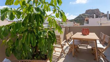 Eenvoudige penthouse, patio, uitzicht op stad | Terras