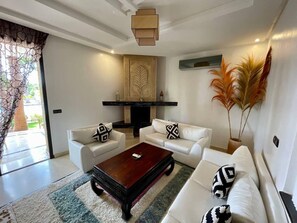 TV, fireplace - Villa Eden Marrakech - Luxury Spa & Events (Marrakech-Safi)
