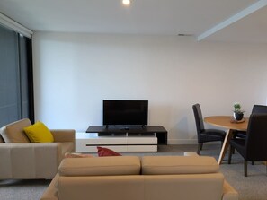 Fernseher, Tischtennisplatte