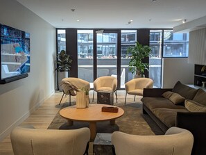 Fernseher, Tischtennisplatte