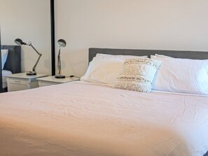 Desk, iron/ironing board, WiFi, bed sheets - Infinity on Eight ~ Central Woden (Phillip)
