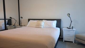 Desk, iron/ironing board, WiFi, bed sheets