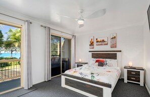 Apartemen, balkon, pemandangan samudra | Setrika/meja setrika dan seprai linen
