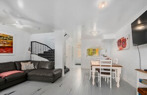 Apartment, Balcony, Ocean View | Ruang tamu | 55 inci televisyen skrin rata dengan digital 