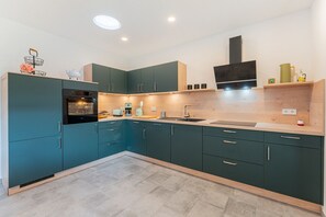 Fridge, oven, stovetop, dishwasher - Sund Huus Altefähr - Urlaub im Süden der Insel (Altefähr)