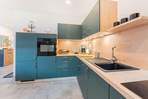 Fridge, oven, stovetop, dishwasher