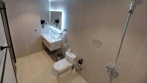 A modern bathroom with a toilet, sink, and shower. - Palette Luxury Doolv Serviced Apartments Tabuk (Tabuk)