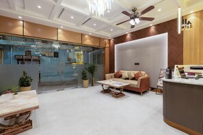 Lobby - Hotel Aroma Suites (New Delhi)